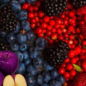 Imagem com frutas vermelhas e roxas que contèm Resveratrol